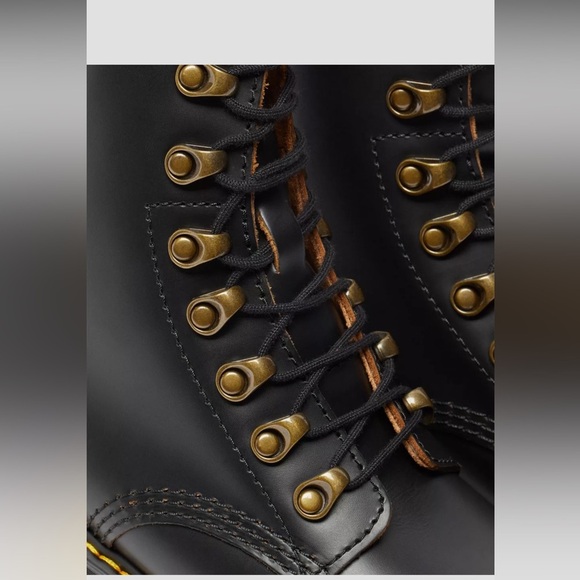 🍂NWOT Dr. Martens LEONA WOMEN'S VINTAGE SMOOTH LEATHER HEELED BLACK BOOTS - Picture 4 of 16